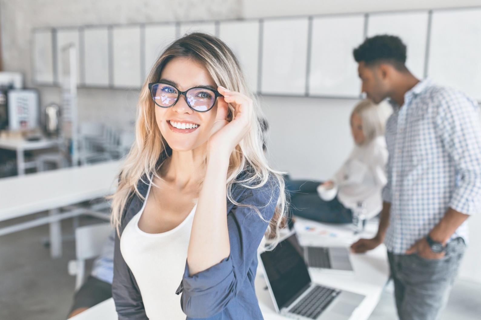 Espace de travail collaboratif avec documents financiers et graphiques