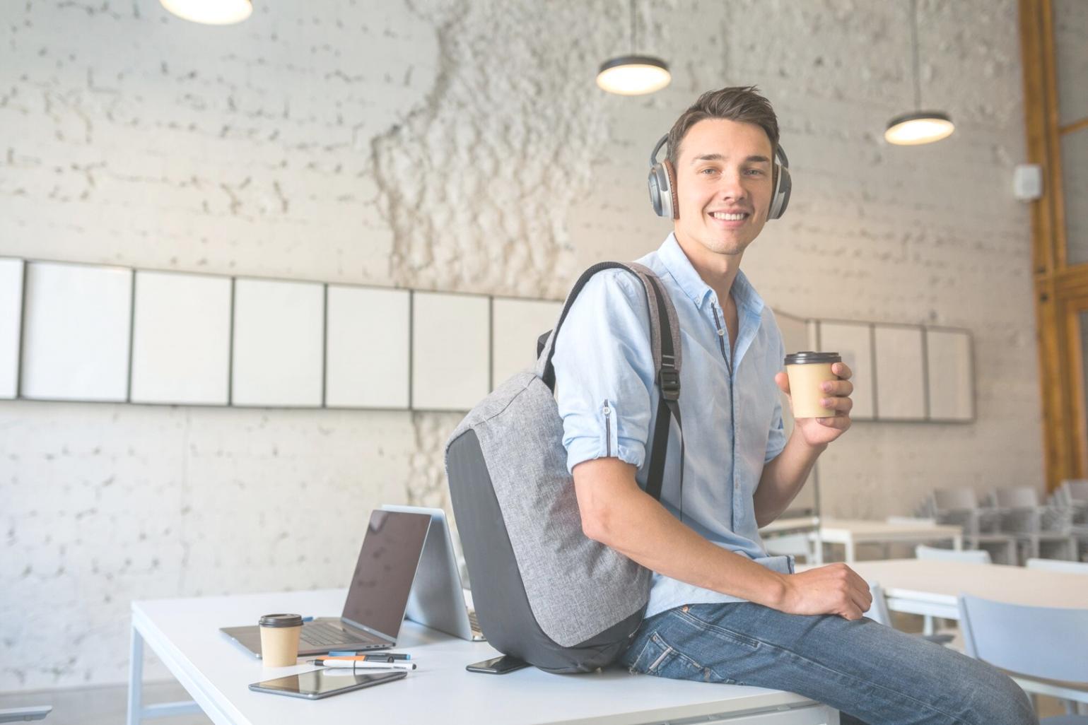Bureau moderne avec équipement professionnel pour présentations financières