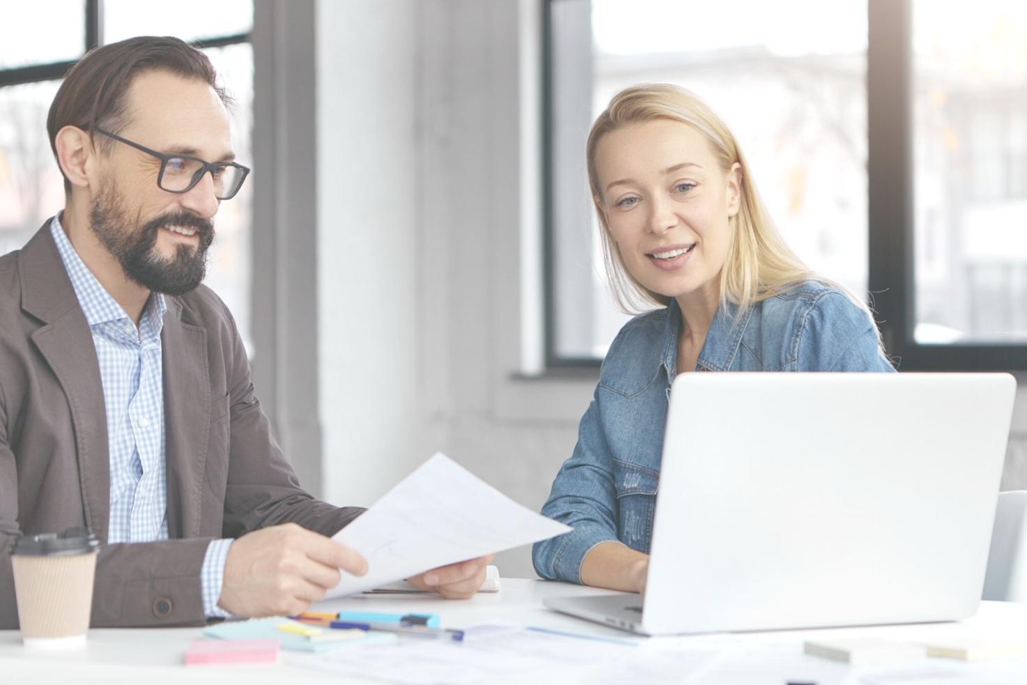 Professionnel travaillant sur une présentation financière
